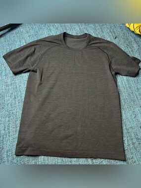 Lululemon Men's Metal Vent Tech Short Sleeve T-Shirt in Marled Black Mens Medium